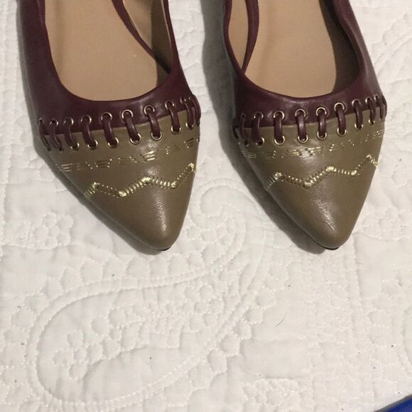 Pointed toe wine and gold flats - Picture 2 of 6